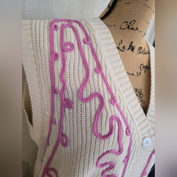 Lalavon NWT Women's Cream and Pink Embroidered V Neck Button Front Sweater Vest - Picture 11 of 14